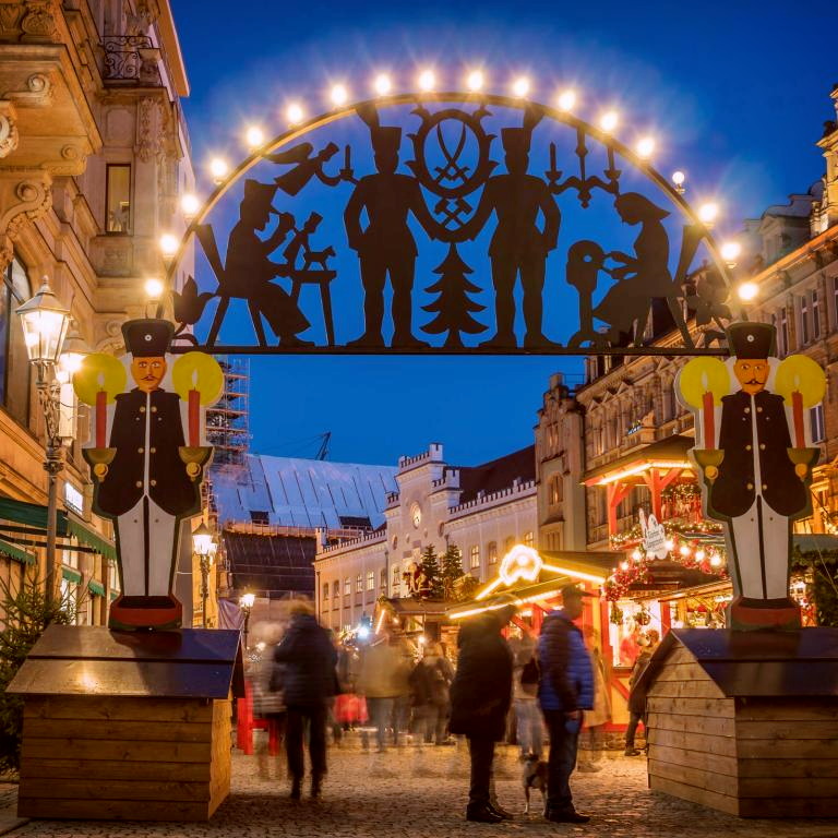 Titelbild für Freiberger Weihnachtsmarkt mit Bergparade im Fackelschein der Silberstadt
